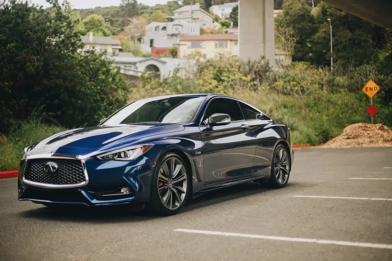 Błękitne Infiniti Q60 coupe na parkingu. Idealne auto do rozważenia przy zakupie na fakturę VAT marża a leasing.
