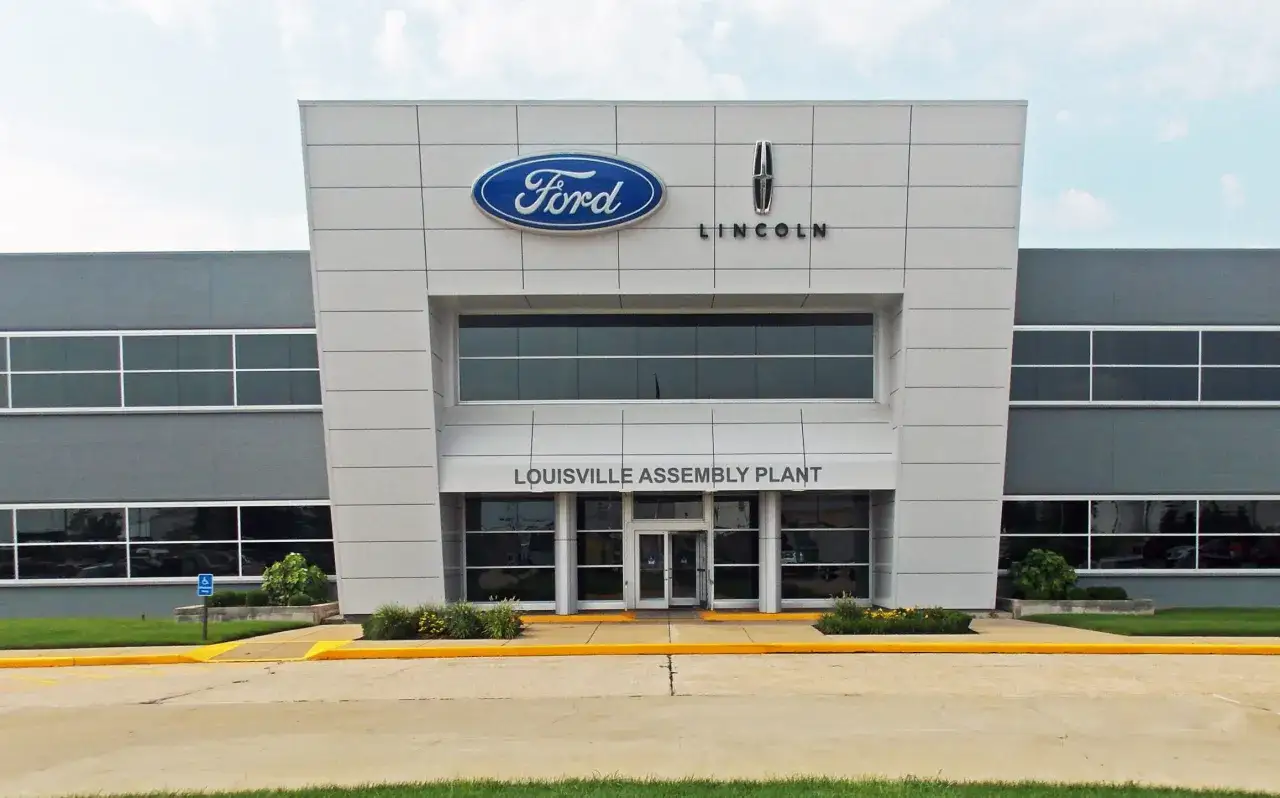 Budynek fabryki Forda w Louisville, USA. Logo Ford i Lincoln na fasadzie.