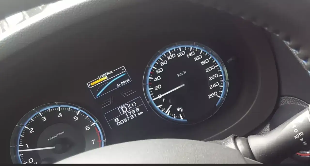 Na desce rozdzielczej widać prędkościomierz, obrotomierz i wskaźnik paliwa. Przebieg 3731 km sugeruje, że limit kilometrów w leasingu jest jeszcze daleko.