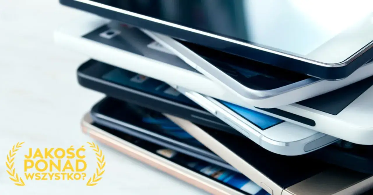 Stos starych smartfonów, niektóre z widocznym uszkodzeniem mechanicznym, obok napisu 