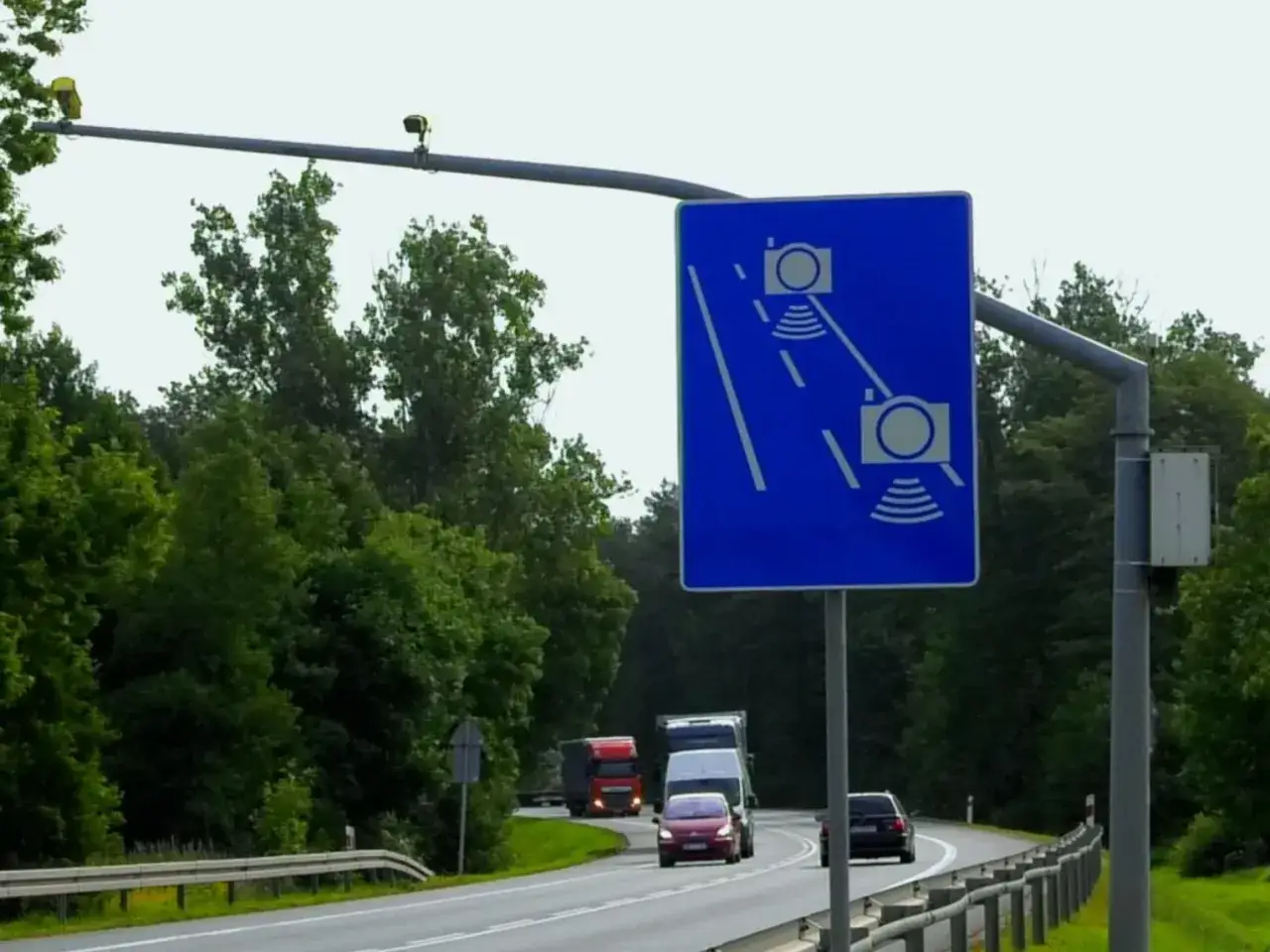 Znak informuje o odcinku drogi z automatycznym pomiarem prędkości. Uważaj na kamery!