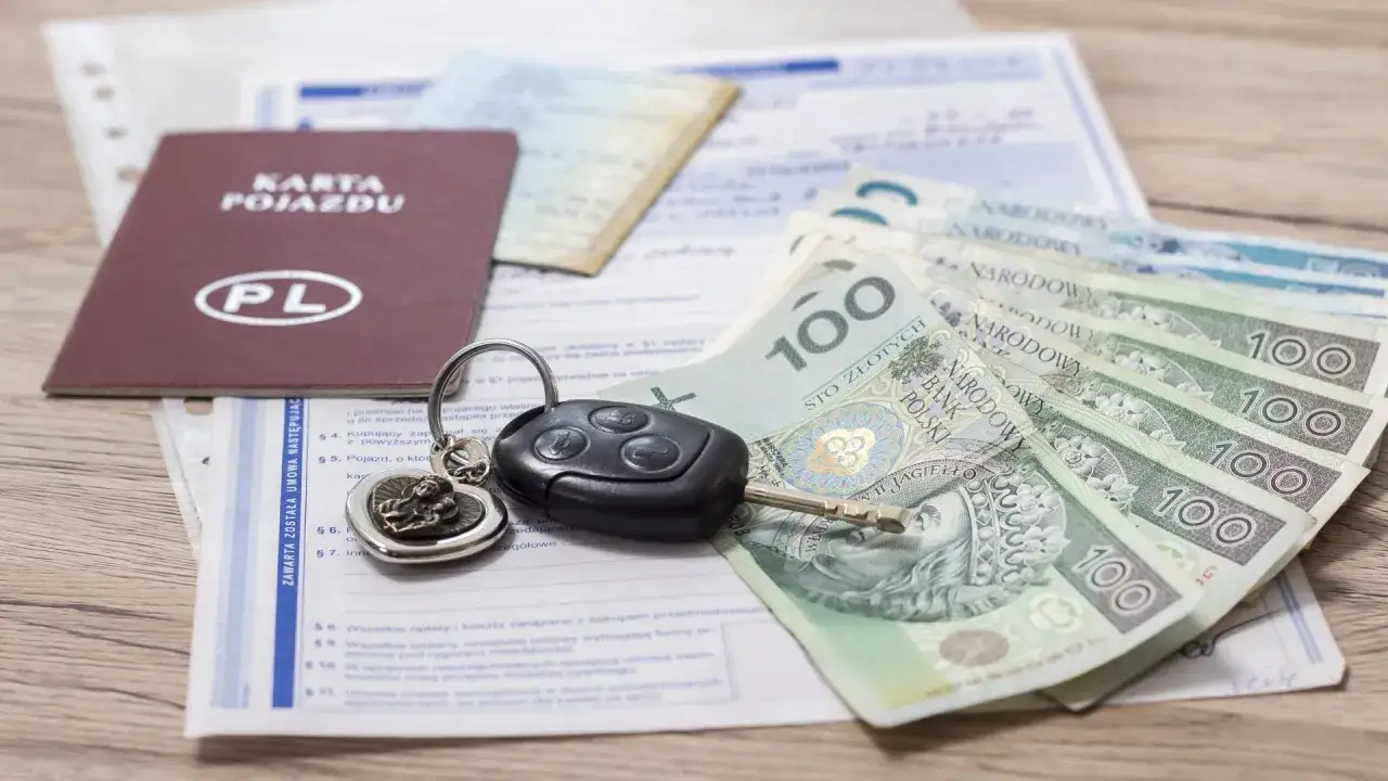 Kluczyk do auta, karta pojazdu i polskie banknoty. Czy w salonie samochodowym można płacić gotówką? Tak, często jest to możliwe.