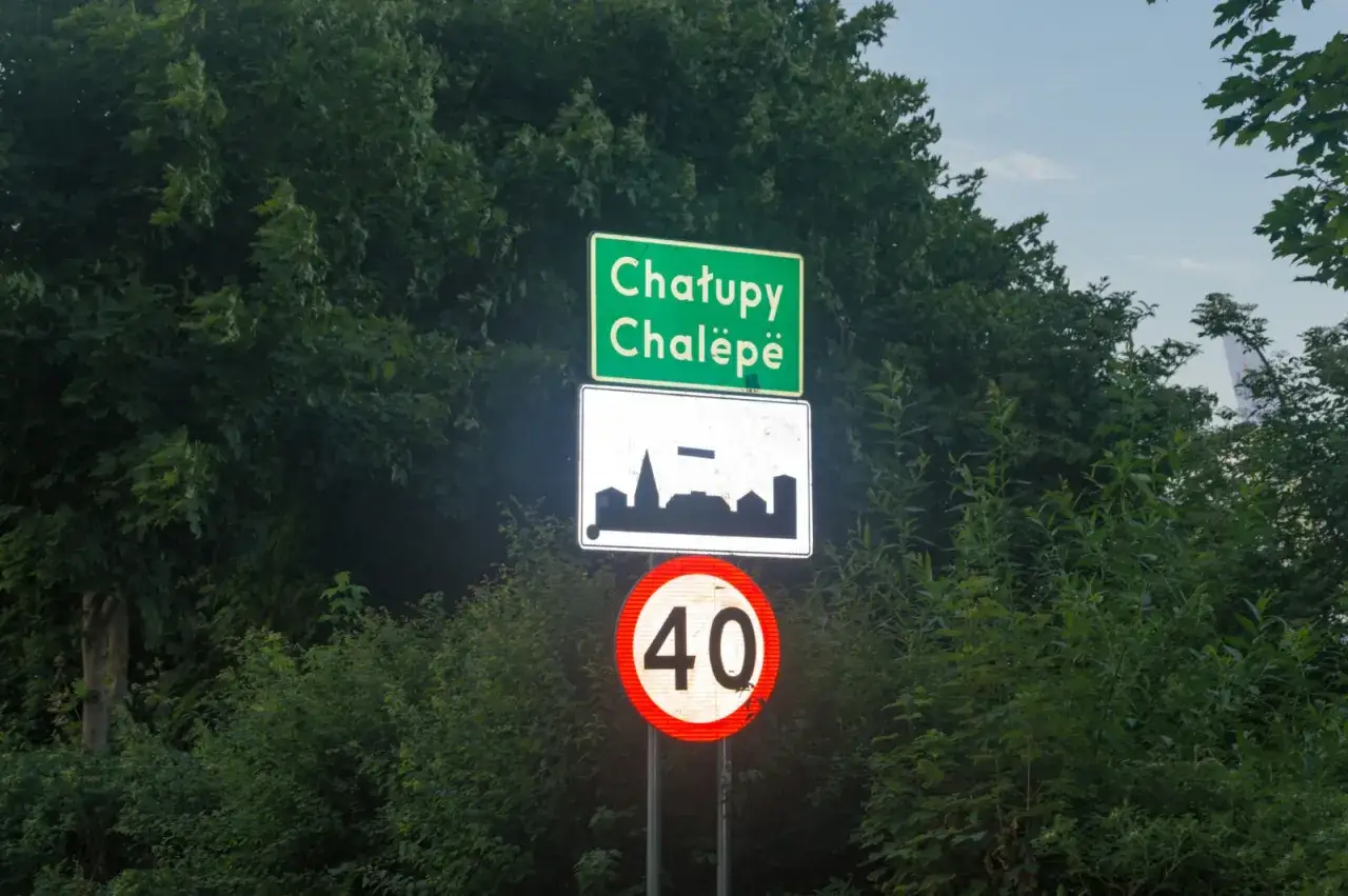 Znak drogowy informuje o wjeździe do miejscowości Chałupy i ograniczeniu prędkości do 40 km/h.