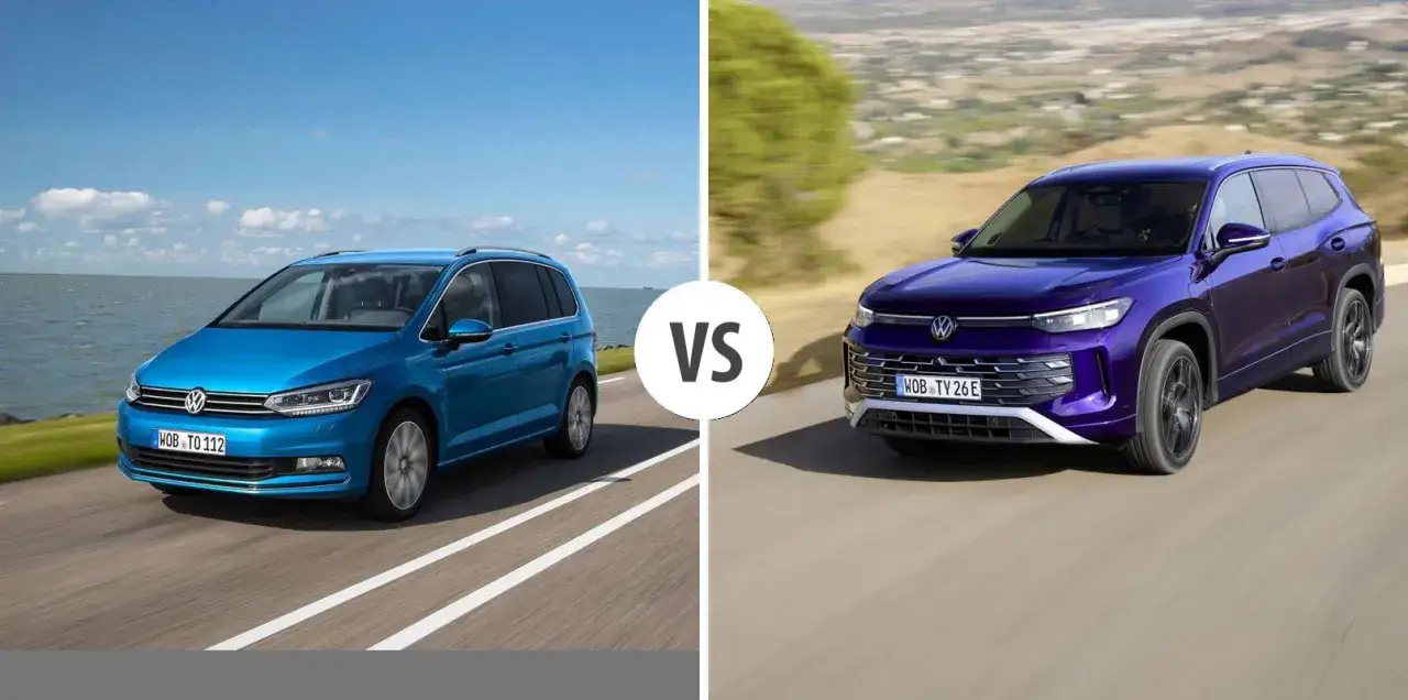 Niebieski Volkswagen Touran, volkswagen 7 osobowy, kontra fioletowy SUV.