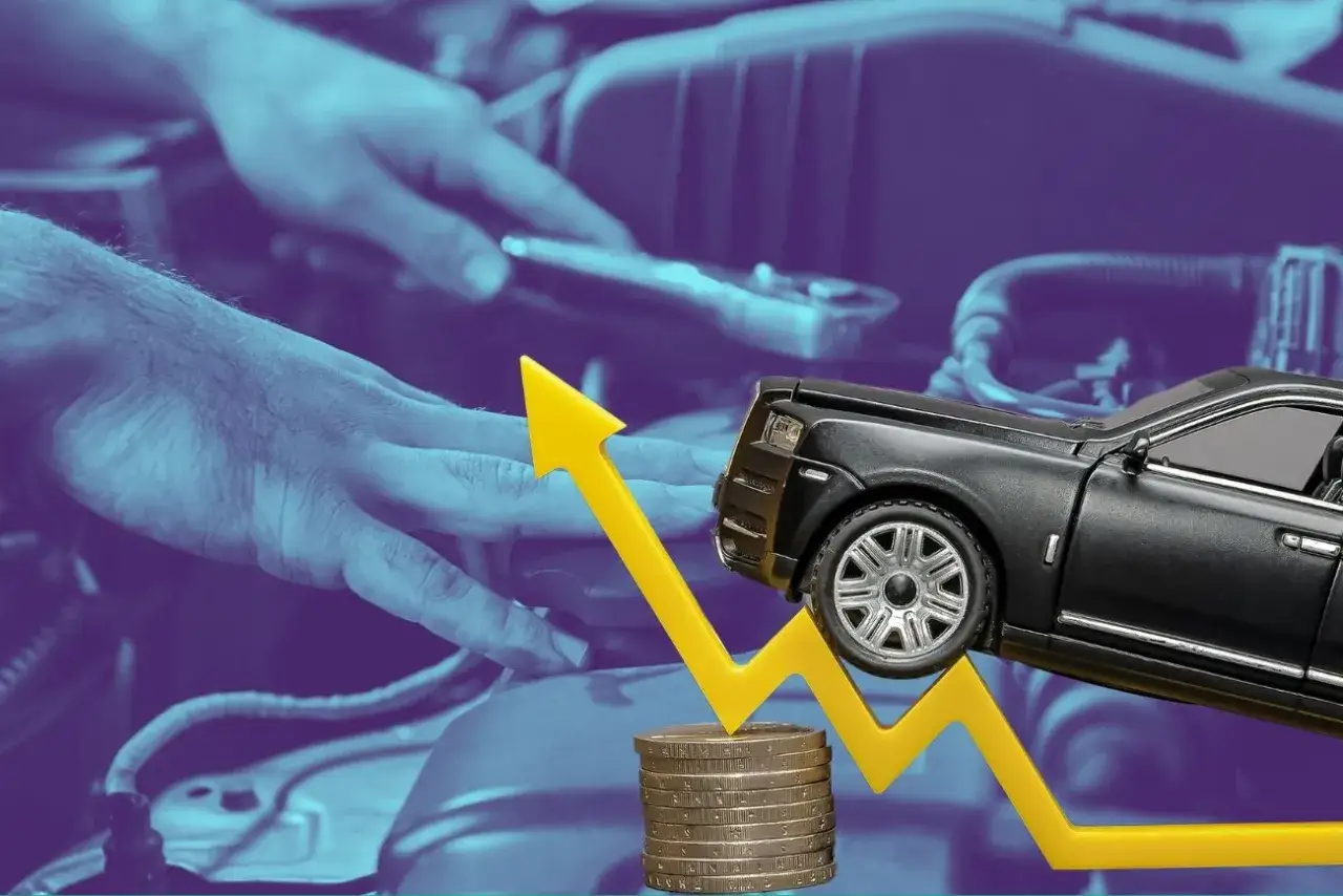 Mechanik naprawia auto, a rosnący wykres z monetami i modelem samochodu symbolizuje podwójną opłatę za przegląd.
