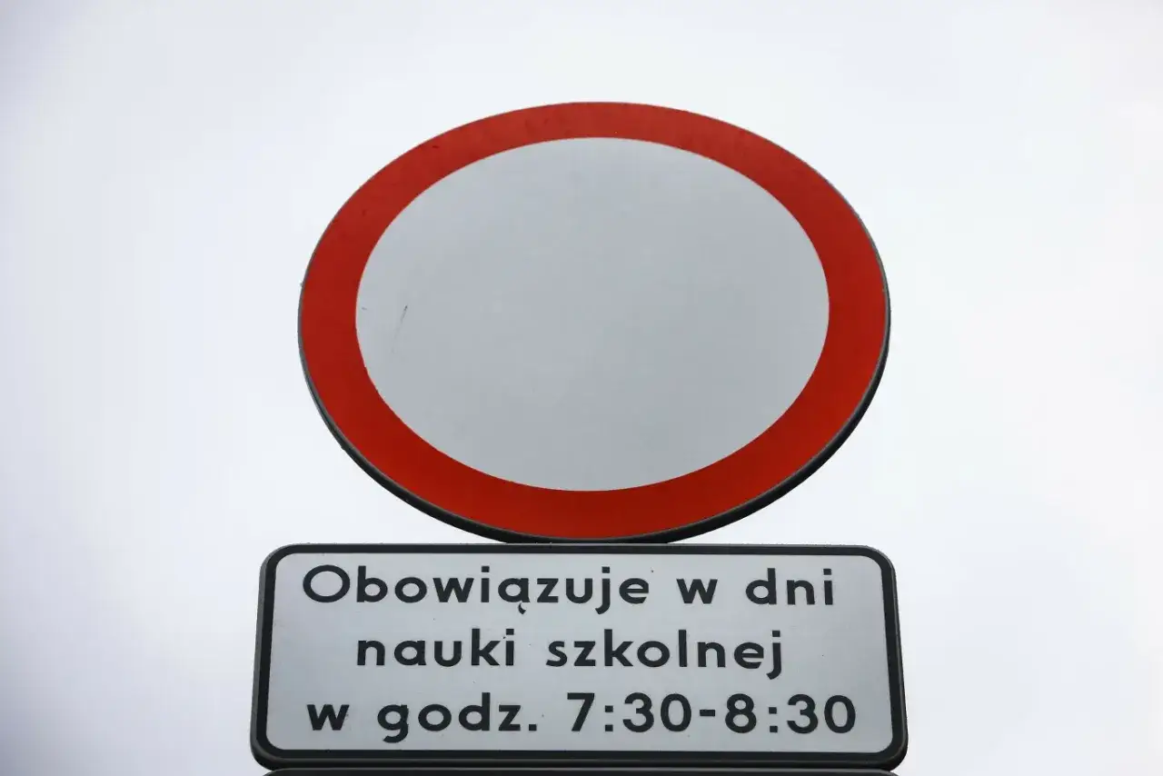Znak zakazu ruchu z tabliczką: