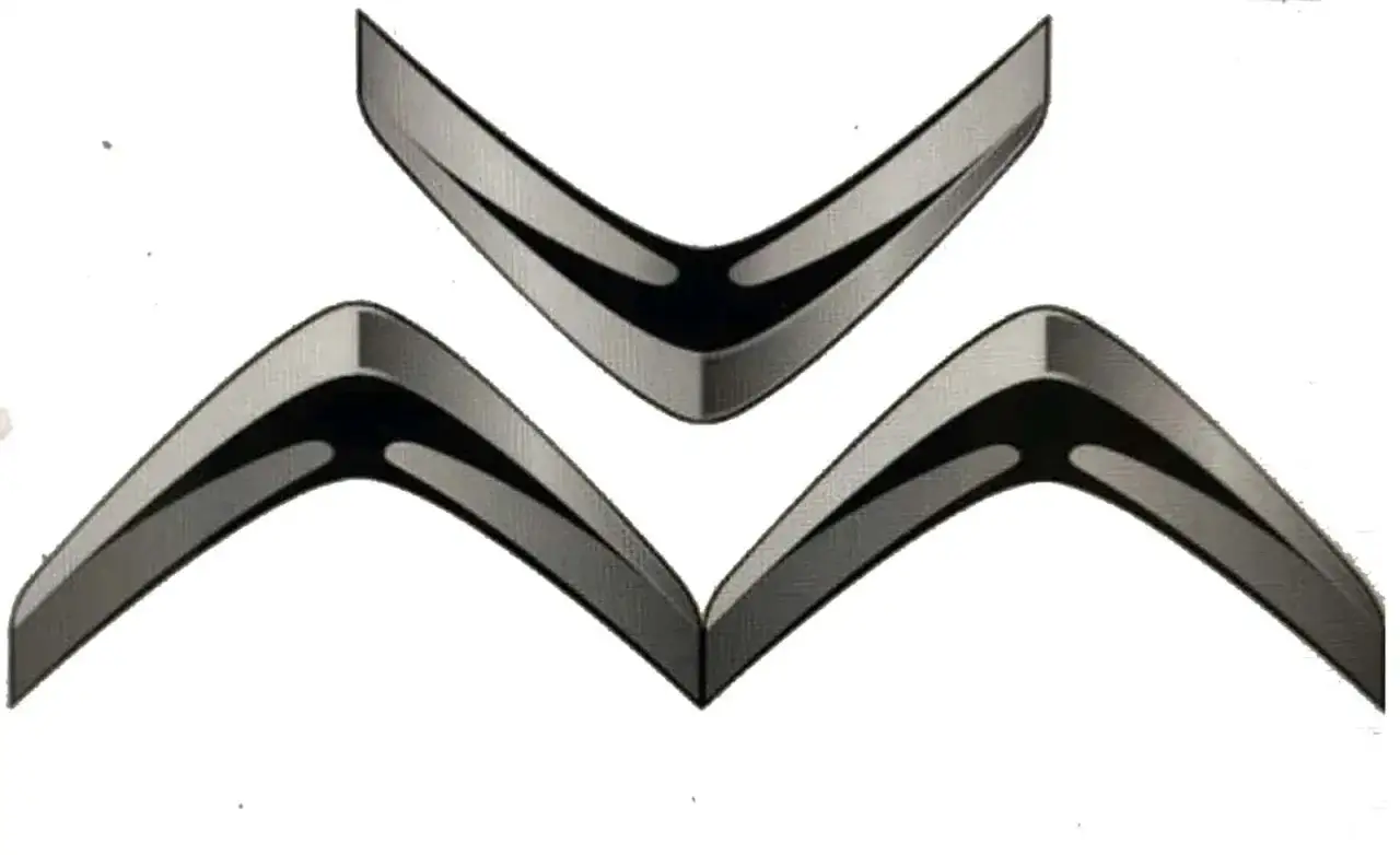 Trzy srebrne, błyszczące szewrony, symbol francuskich marek samochodów, tworzą charakterystyczny kształt.
