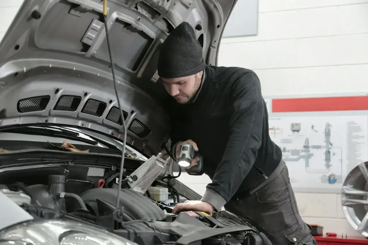 Mechanik z latarką bada silnik, bo wciskam gaz a auto nie przyspiesza.
