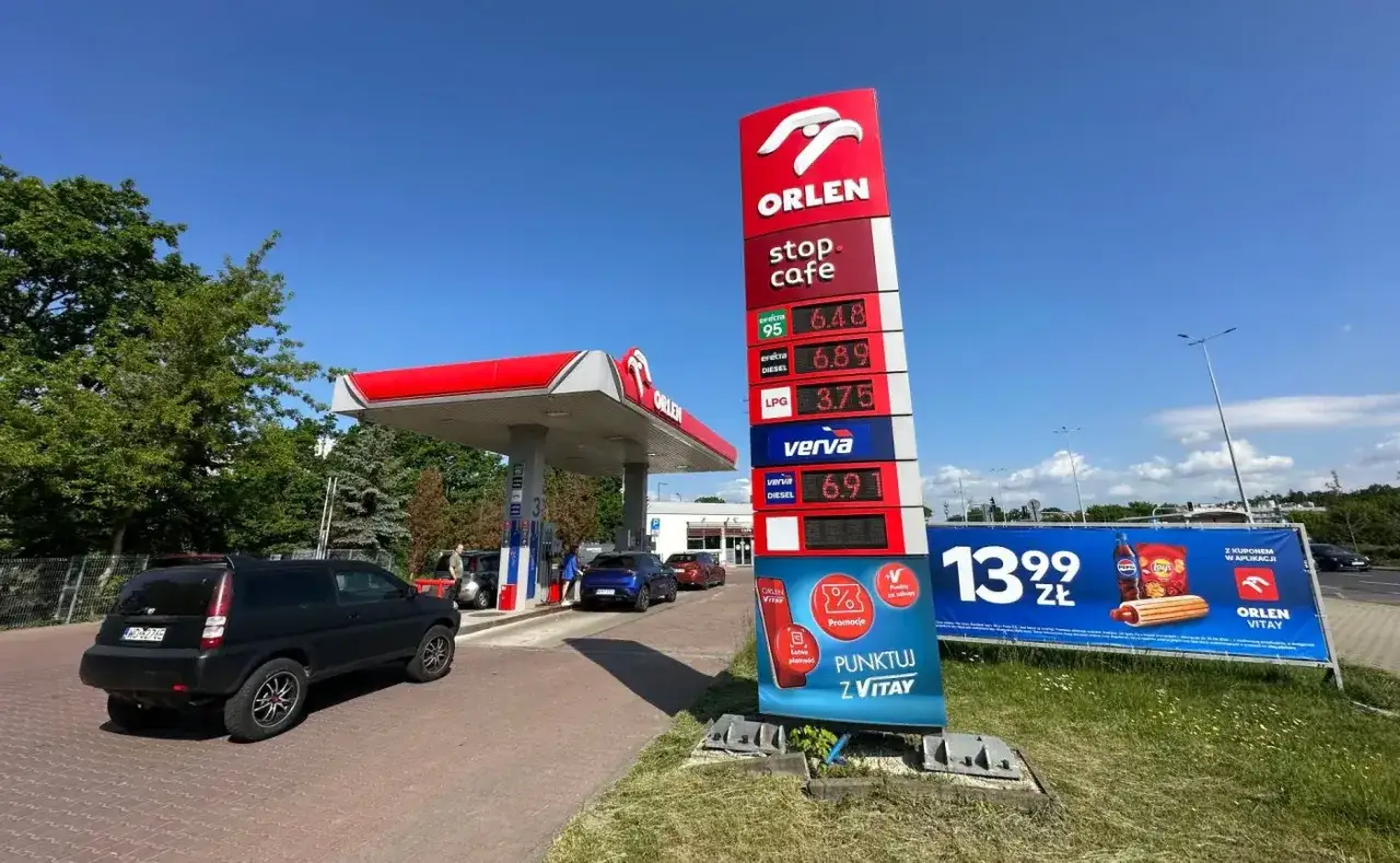 Cennik różnych rodzajów paliw na stacji Orlen: Efecta 95, Diesel, LPG, Verva.