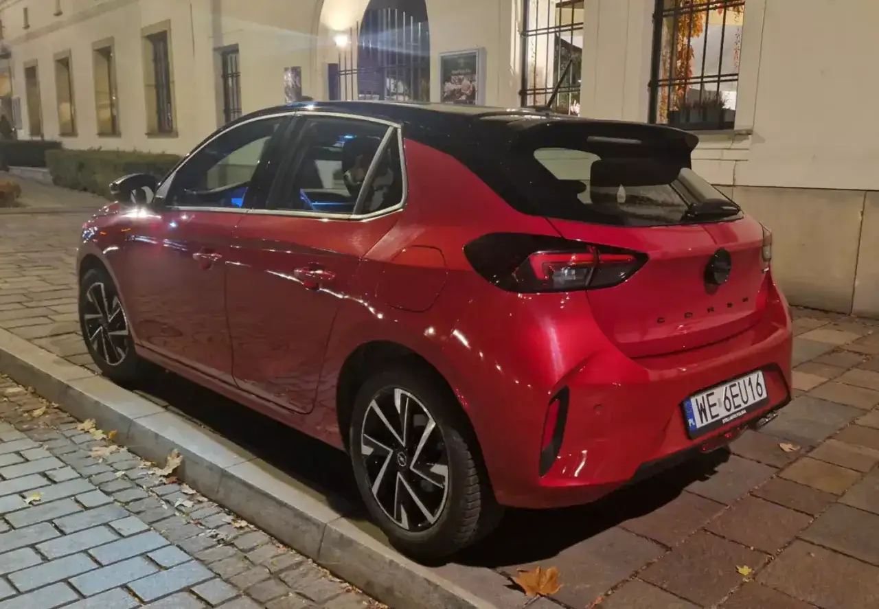 Czerwona Corsa na parkingu. Zastanawiasz się, co z leasingiem po zamknięciu firmy?