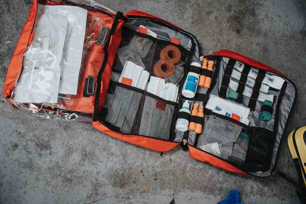 Rozłożona apteczka z lekami i opatrunkami. Czy apteczka jest obowiązkowa? Zależy od sytuacji, ale warto ją mieć zawsze przy sobie.