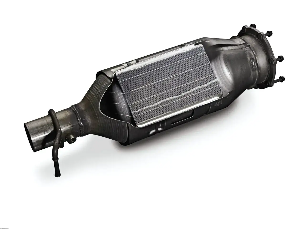 Przekr&oacute;j filtra cząstek stałych (DPF). Brak DPF grozi mandatem i problemami z przeglądem.