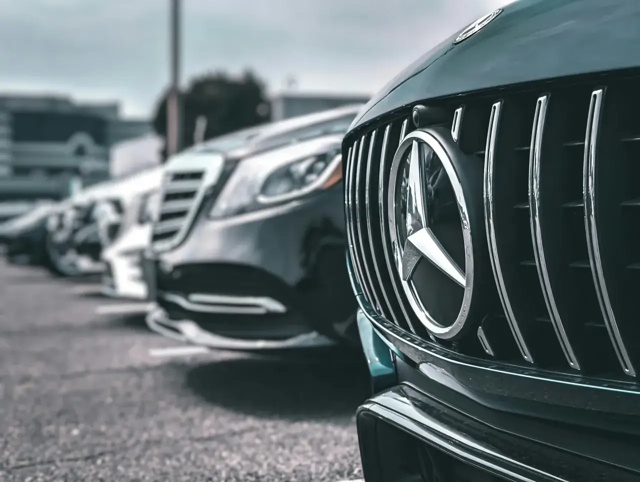 Zbliżenie na grill luksusowego Mercedesa, symbolizuje koniec umowy leasingowej i nowe możliwości.