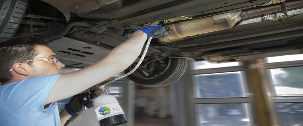 Mechanik sprawdza, jak sprawdzić czy auto ma DPF, używając specjalistycznego urządzenia do czyszczenia.