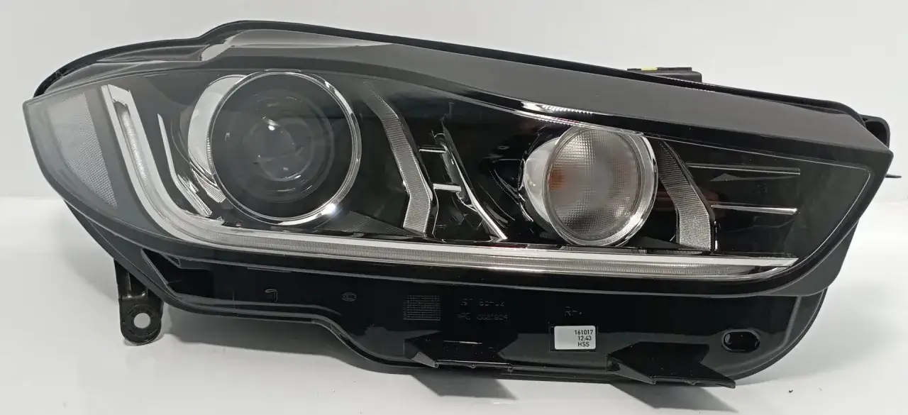 Reflektor bi xenon z soczewką i światłem pozycyjnym. Nowoczesny xenon zapewnia doskonałą widoczność.