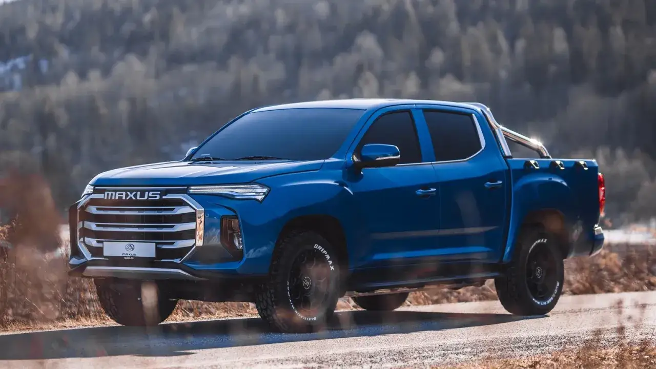 Niebieski, elektryczny pickup Maxus T90EV z chromowanymi elementami i terenowymi oponami na tle zimowego krajobrazu.