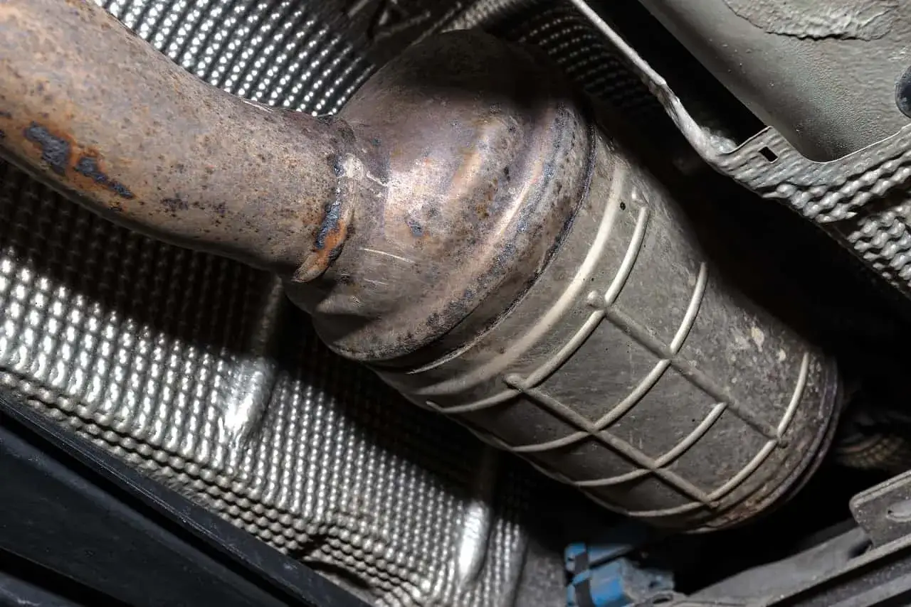 Rdza i uszkodzenia na układzie wydechowym mogą wskazywać na wycięty DPF. Objawy to m.in. zwiększone spalanie i problemy z mocą.