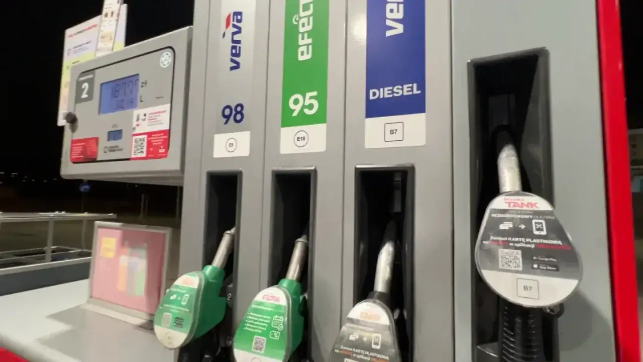 Dystrybutory paliw konwencjonalnych: Verve 98, E10 95, Diesel B7. Cyfrowy wyświetlacz pokazuje cenę i ilość zatankowanego paliwa.