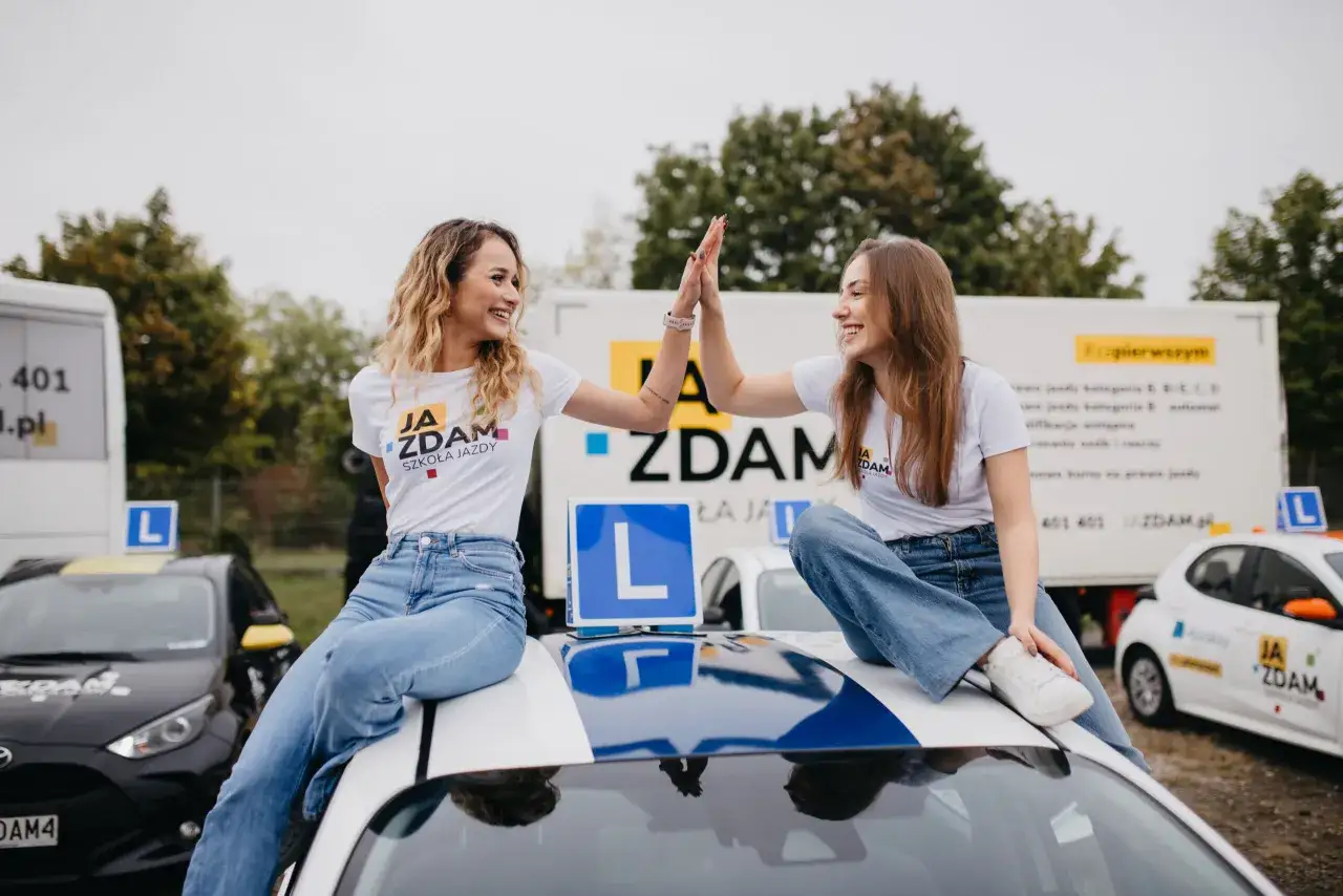 Dwie uśmiechnięte dziewczyny w koszulkach 