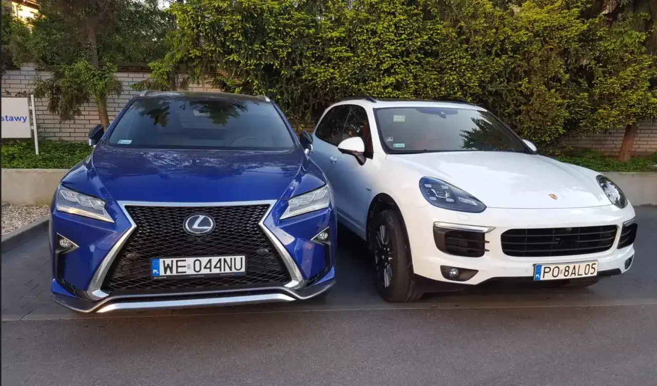 Niebieski Lexus i biały Porsche. Zastanawiasz się nad wynajmem samochodu osobowego a kosztami? Te luksusowe auta mogą być Twoje.