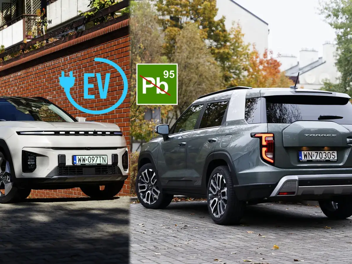 SsangYong elektryczny kontra spalinowy. Biały SUV z symbolem EV obok zielonego z zakazem ołowiu.