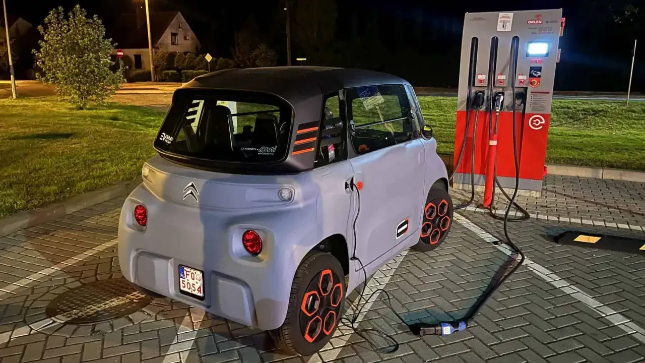 Citroen Ami na ładowaniu przy stacji Orlen. Zastanawiasz się nad jego zasięg? Ten kompaktowy elektryk jest gotowy na miejskie przygody.