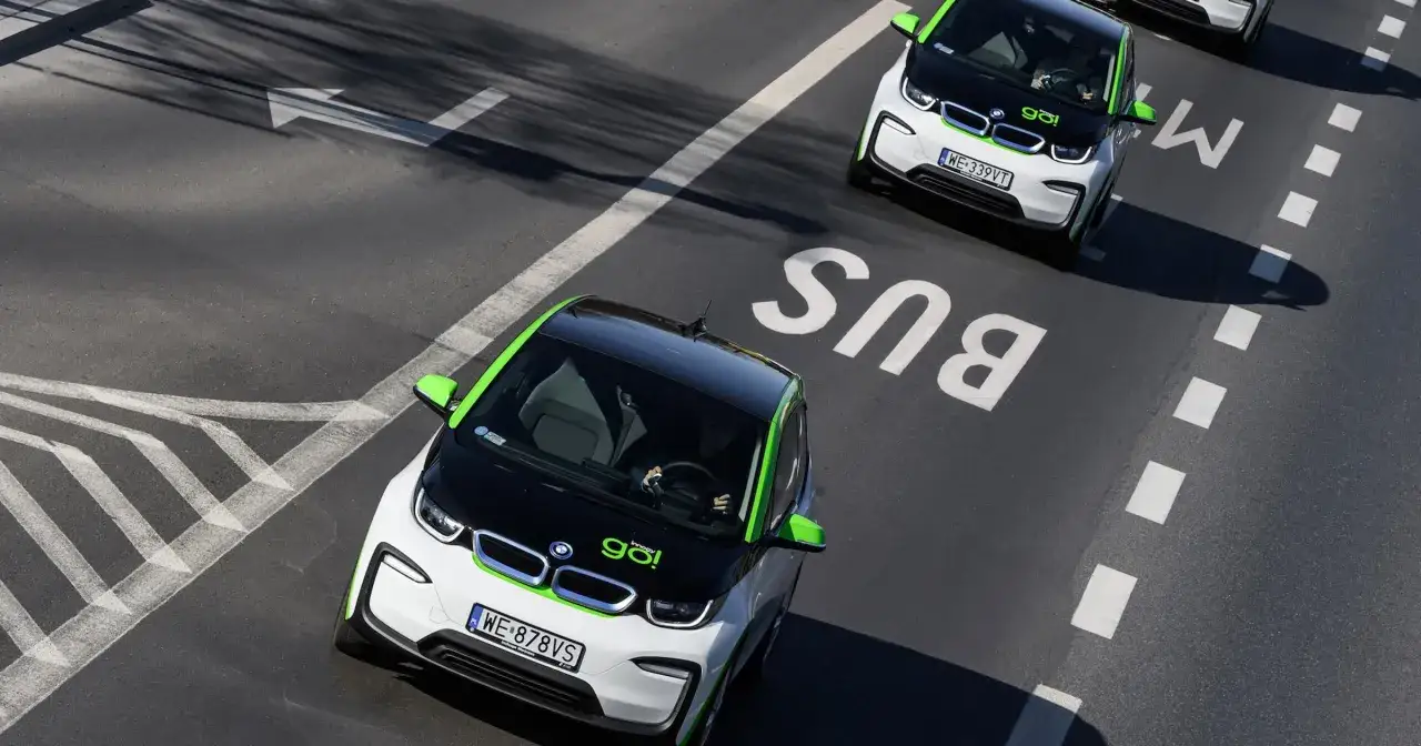 Dwa elektryczne BMW i3 z napisem 