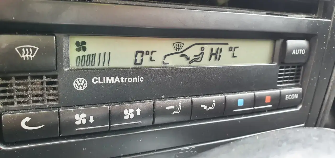 Wyświetlacz Climatic pokazuje 0°C i ikonę nawiewu na szybę, ale brak zimnego powietrza z nawiewu.