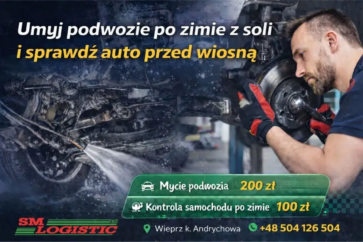 Mechanik myje podwozie samochodu po zimie. Oferta mycia podwozia i kontroli auta.