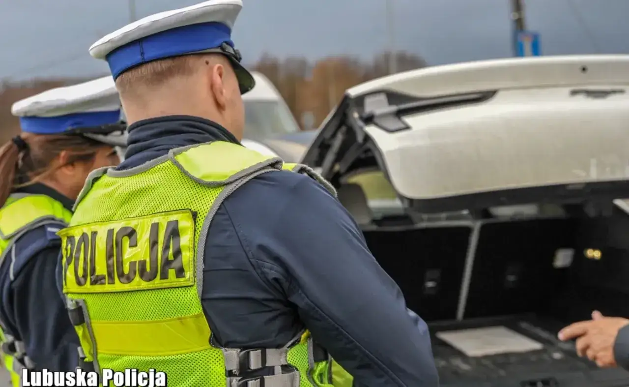 Policjanci kontrolują bagażnik auta. Czy można zrobić przegląd samochodu przed terminem? To pytanie zadaje sobie wielu kierowców.