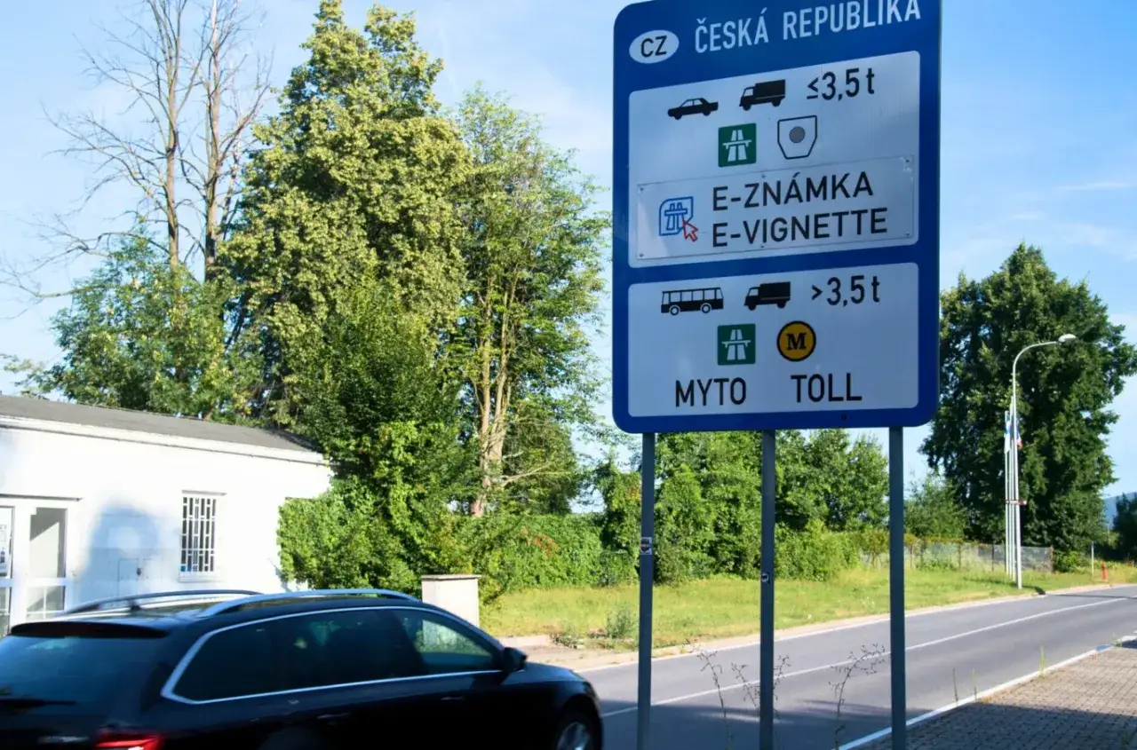 Znak informuje o opłatach drogowych w Czechach. Uniknij mandatów, kupując e-winietę dla pojazdów do 3,5 tony lub płać myto za cięższe auta.