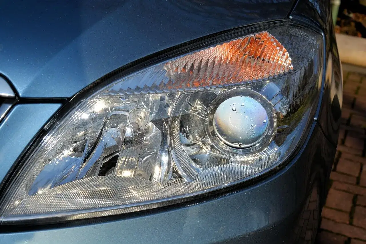 Krople wody na soczewce reflektora. Gdzie są odpowietrzniki w reflektorach? Zwykle są to małe otwory, często ukryte.