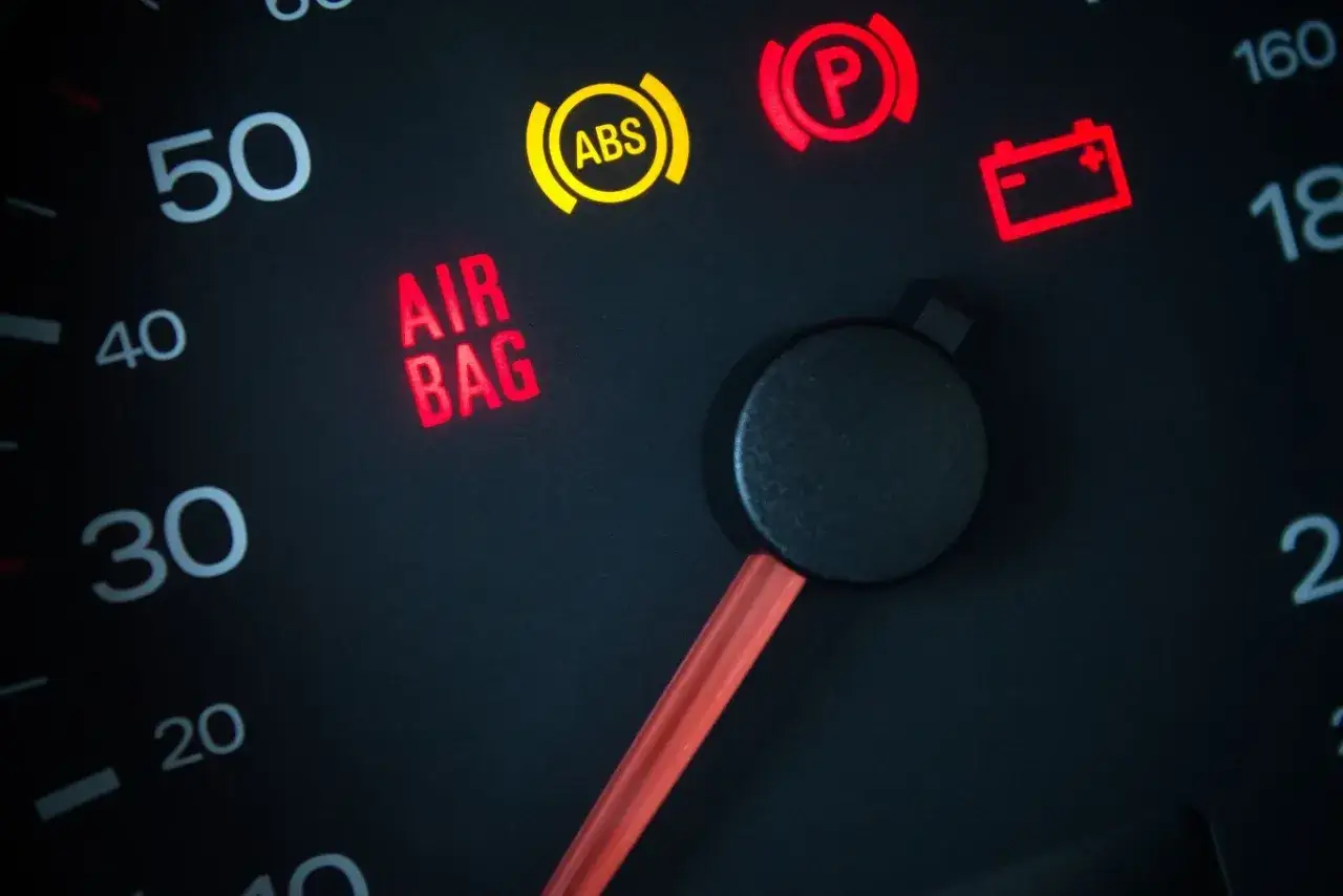 Kontrolki ABS, hamulca ręcznego, akumulatora i AIR BAG świecą. Czy wystrzelone poduszki dyskwalifikują auto?