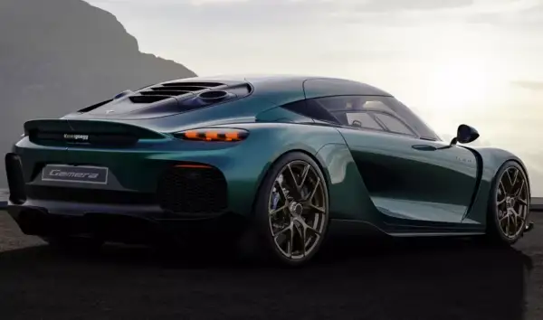 Zielony Koenigsegg Gemera, auto z największą mocą, prezentuje swoje sportowe linie na tle górskiego krajobrazu.