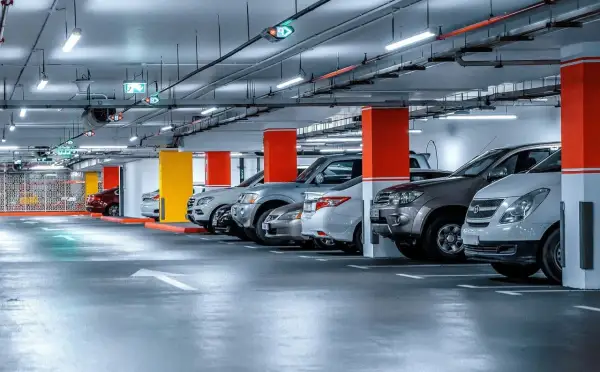 Rząd samochodów na prywatnym parkingu. Uważaj, by nie dostać mandatu za złe parkowanie.