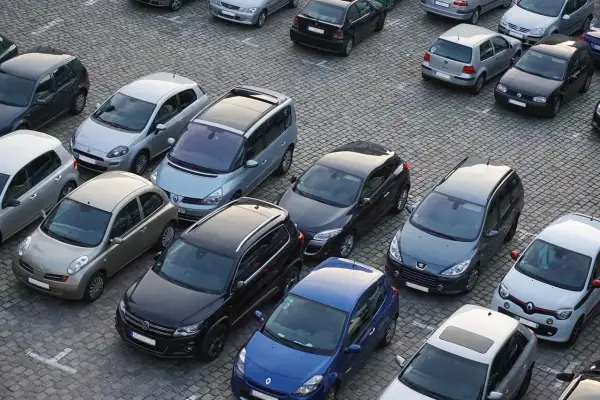 Wiele samochodów na parkingu. Zastanawiasz się, czy płacić wezwanie do zapłaty za parking?