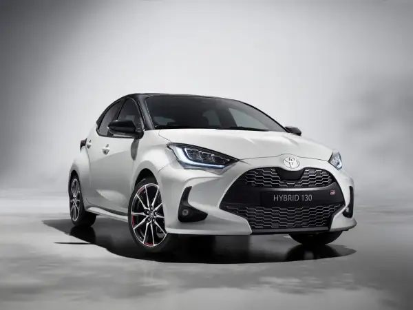Biały Toyota GR Yaris Hybrid 130, jeden z najmniejszych samochodów osobowych, z czarnym dachem i sportowymi felgami.