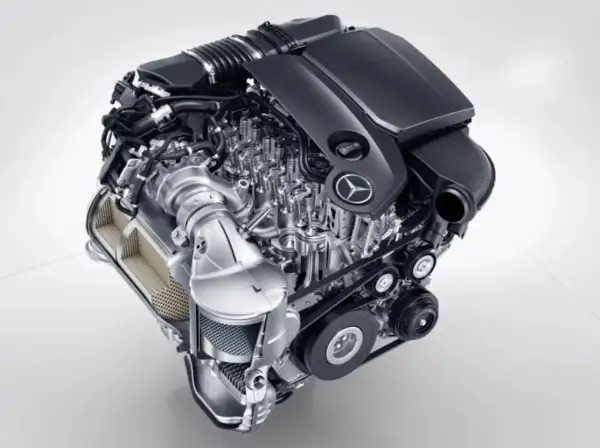 Nowoczesny silnik Mercedes-Benz, przykład jednych z najlepszych silników samochodowych, z turbosprężarką i elementami układu wydechowego.