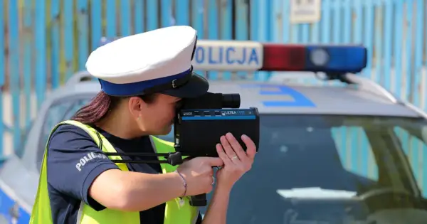 Policjantka mierzy prędkość z bliskiej odległości za pomocą radaru.