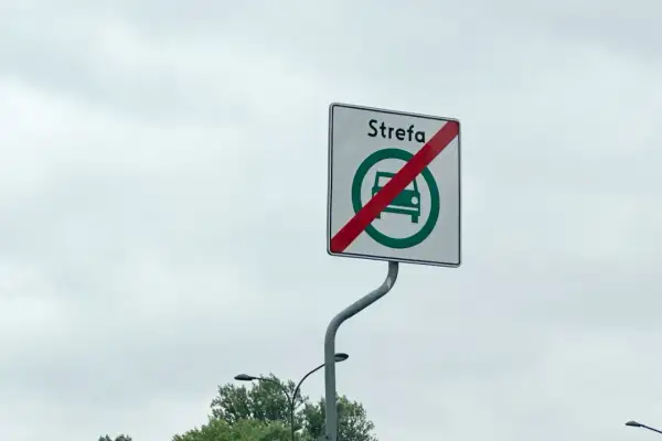 Koniec strefy czystego transportu. Znak informuje o zakończeniu obszaru, gdzie obowiązują ograniczenia dla pojazdów.