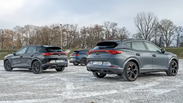 Trzy Cupra Formentor na zimowym parkingu. Zastanawiasz się nad spalaniem? Te SUV-y oferują sportowe wrażenia.