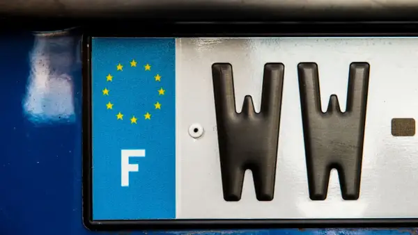 Francuska tablica rejestracyjna z symbolem UE i literą F. Dowiedz się, jak sprawdzić auto po numerze rejestracyjnym.