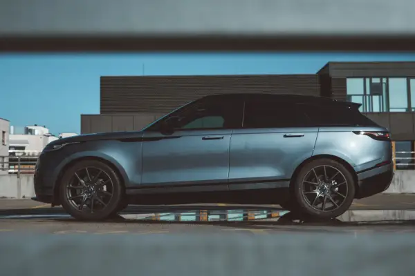 Elegancki Range Rover Velar na parkingu. Nawet tak luksusowe auta mogą czasem sprawić niespodziankę, choć jego awaryjność jest zazwyczaj niska.
