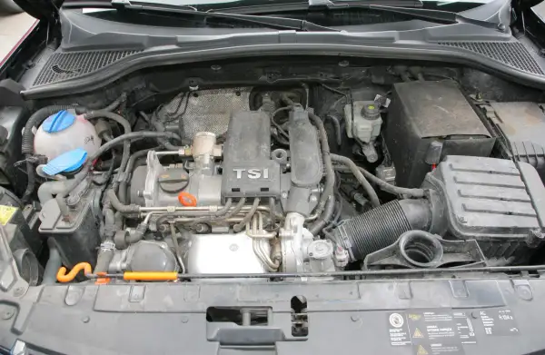 Silnik TSI w samochodzie, pełen przewodów i elementów. Tsi co to znaczy? To skrót od Turbocharged Stratified Injection, czyli turbodoładowana wtryskowa.