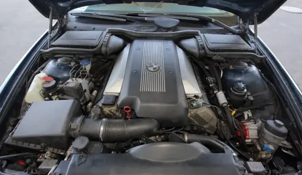 Silnik BMW V8, symbol niezniszczalne silniki diesla. Potężna jednostka napędowa gotowa do pracy.
