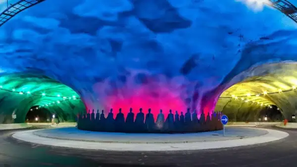 Kolorowy, najdłuższy tunel w Europie z sylwetkami ludzi na ścianie.