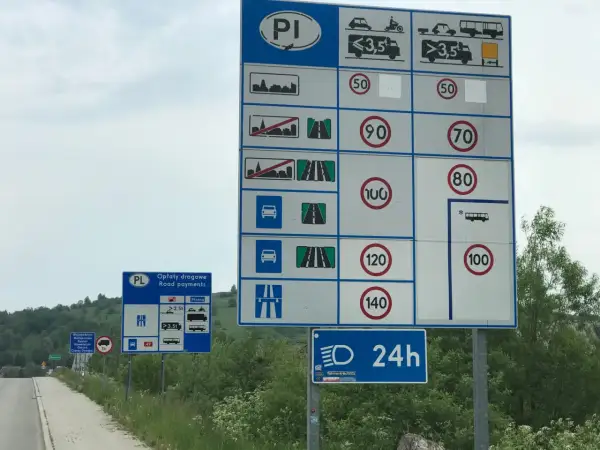 Znaki drogowe w Polsce informują, o ile można przekroczyć prędkość w zależności od typu pojazdu i drogi.