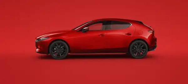 Czerwona Mazda 3 na jednolitym tle. Odkryj bogactwo mazda kolory lakieru, odważny czerwony podkreśla dynamiczną sylwetkę.