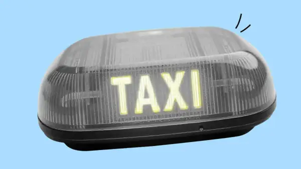 Światło taxi z napisem "TAXI" w kolorze żółtym. Kupiłem auto po taxi, teraz będzie służyć do innych celów.