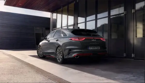 Nowoczesna Kia Proceed, której historia sięga Korei Południowej, prezentuje się dynamicznie na tle architektonicznego budynku.